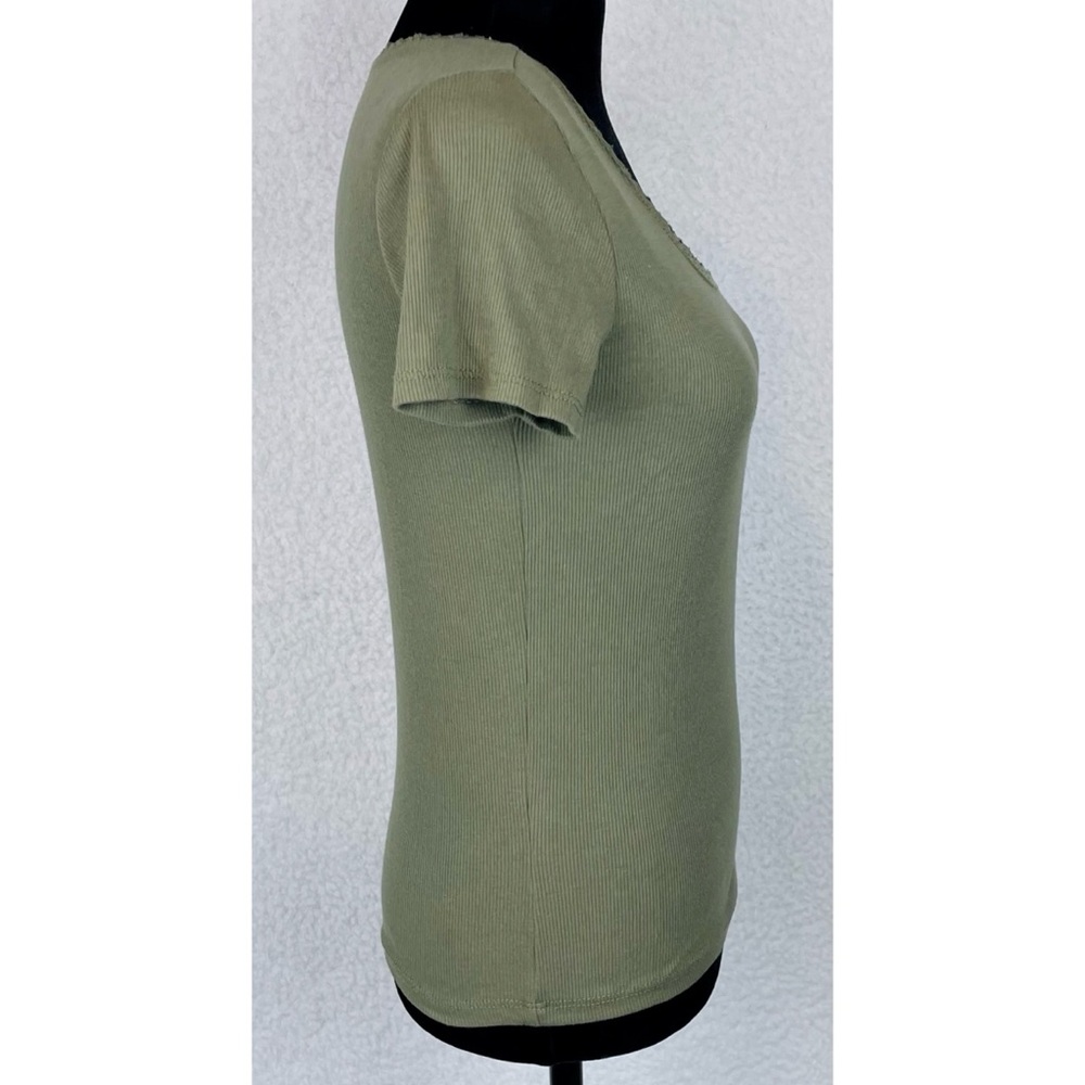 ACTIVE USA • Olive Green Floral Lace-Trimmed Ribbed Short Sleeve Tee, M - Picture 7 of 13